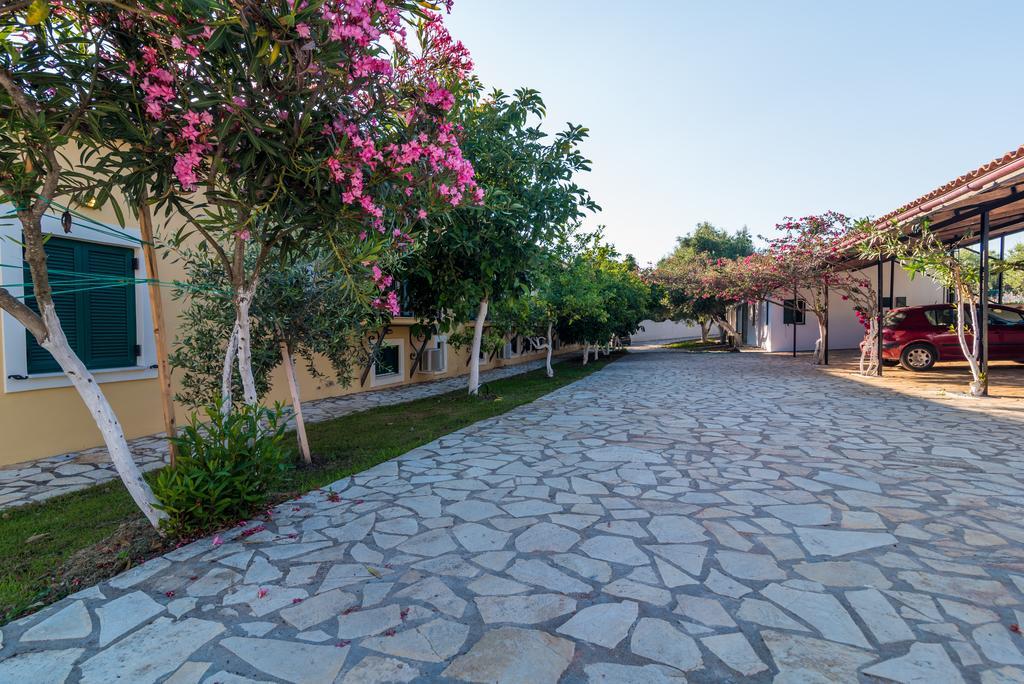 Golden Sand Apartments Vromonerion Экстерьер фото